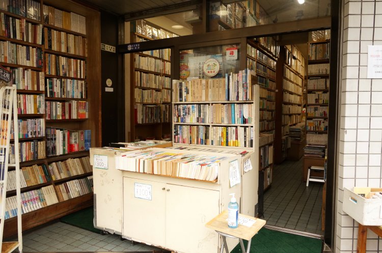 店員さんがしょっちゅう並べ直す店頭の文庫コーナー。