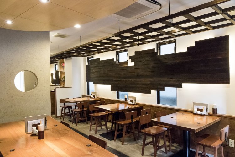 ダークブラウンのモダンな店内。