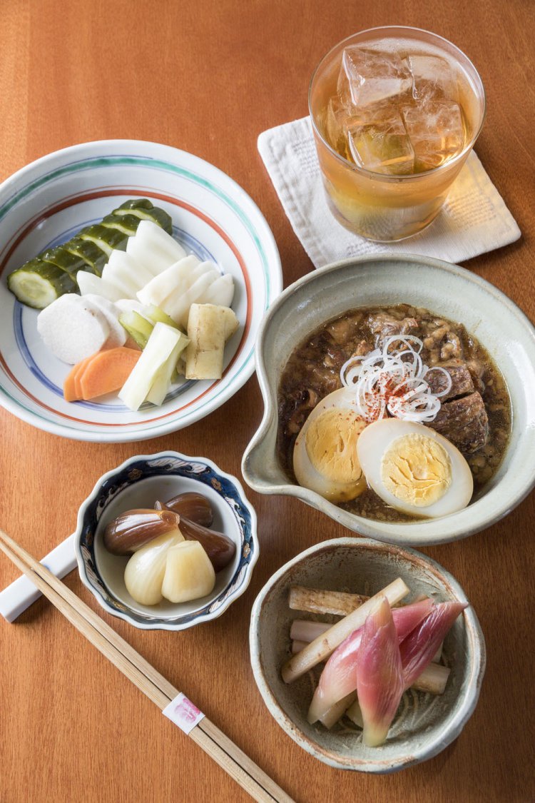 自家製の漬物500円、らっきょう450円、ピクルス450円、梅酒660円。牛すじ煮込み500円（煮玉子入り＋50円）も人気。