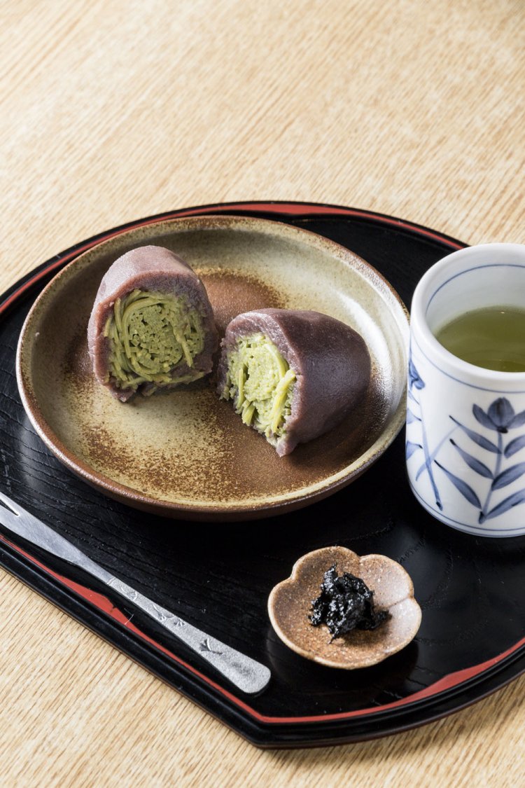 そばおはぎ385円はお持ち帰りも。