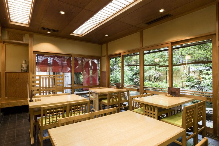 日本庭園を眺める店内。