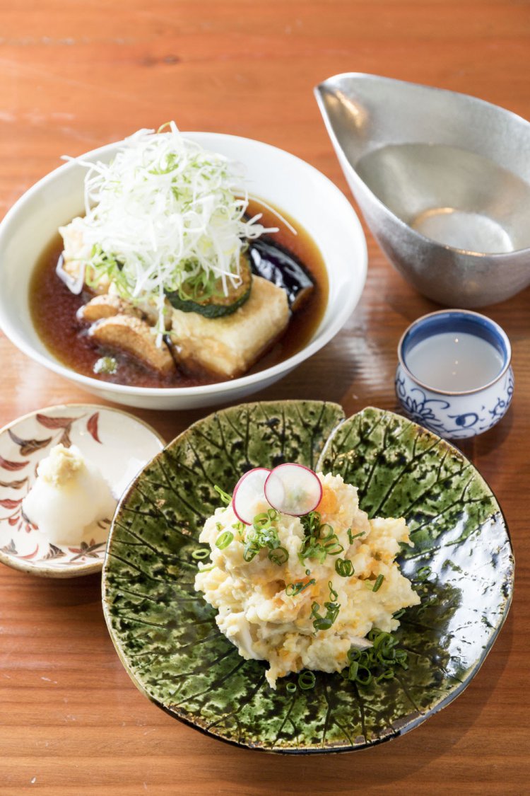 野菜がたっぷりのった揚げだし豆腐800円、クリームチーズと燻製玉子のポテトサラダ750円。