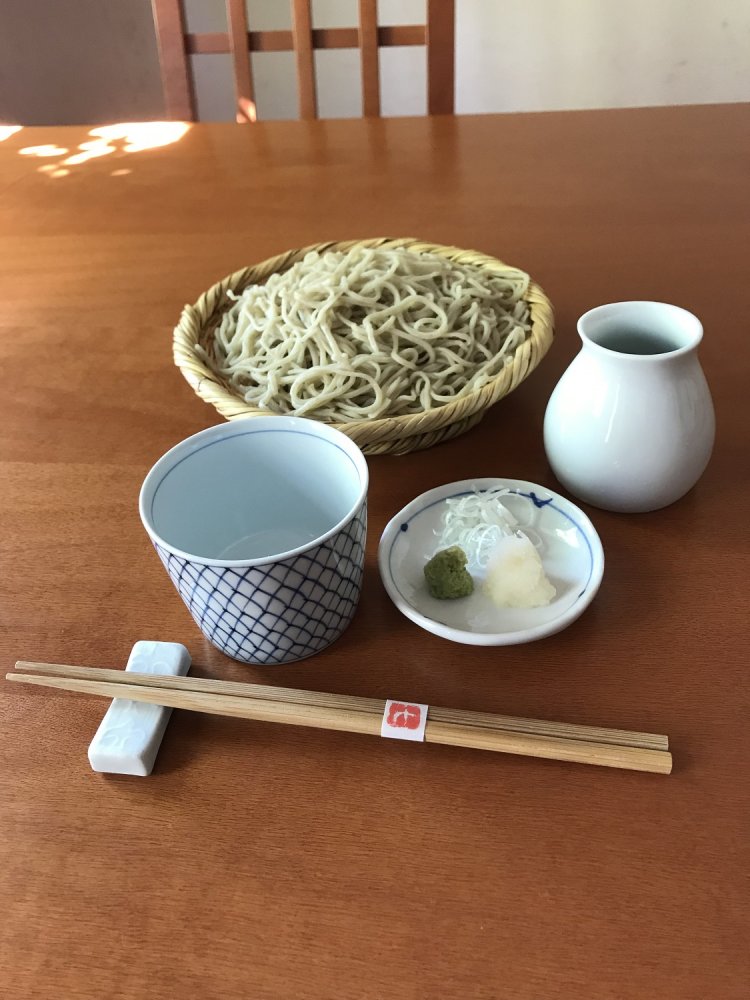 蕎麦の風味を感じられるざるそば800円。