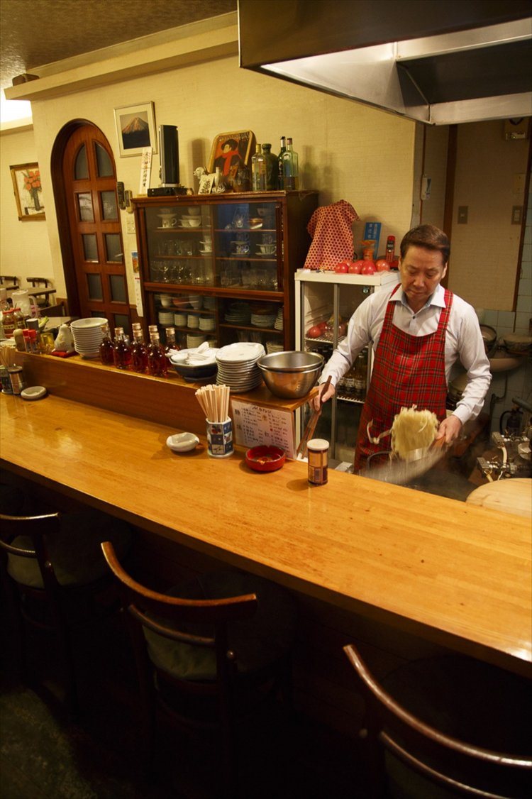 喫茶店のような作り。店主の小宮山英一さんいわく「ギャップを楽しんでほしい」
