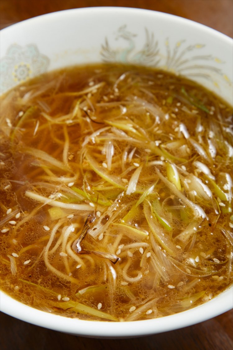 炒葱麺650円は、 炒めたネギとゴマ油の香りにインパクトあり。