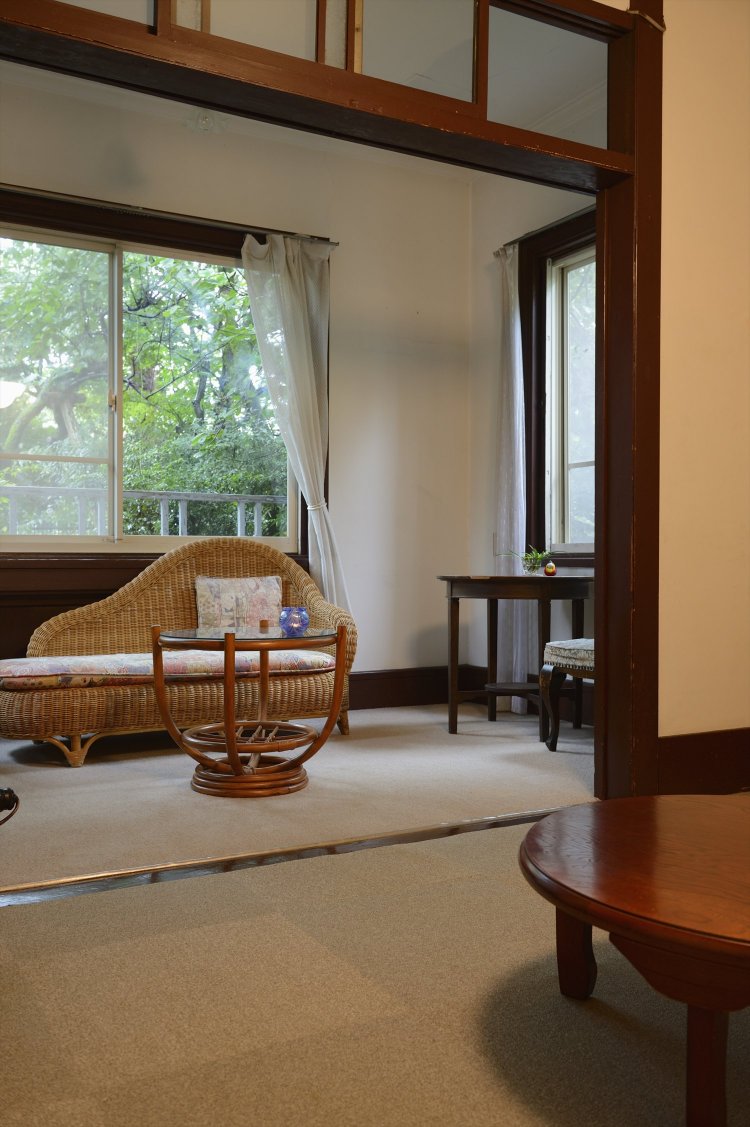 5畳の部屋にはソファや読書テーブルがある。