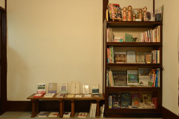 書架とラックにはエッセイや絵本の他、高畠華宵の画集も並んでいた。