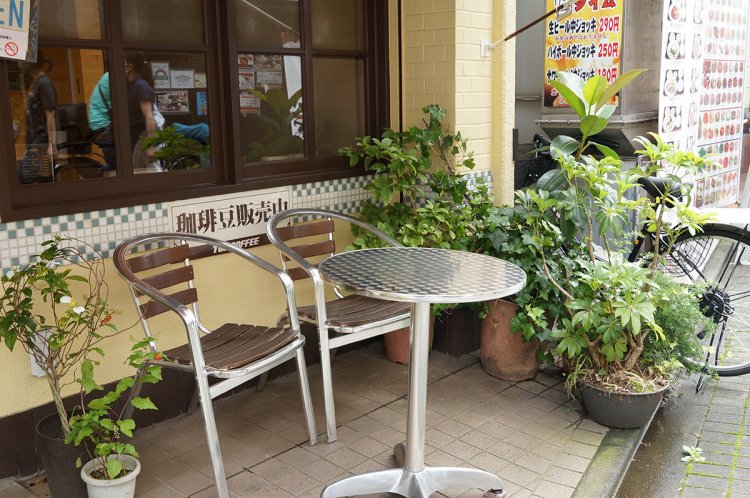 風が抜ける気持ちよいテラス席。ここのみ喫煙可。