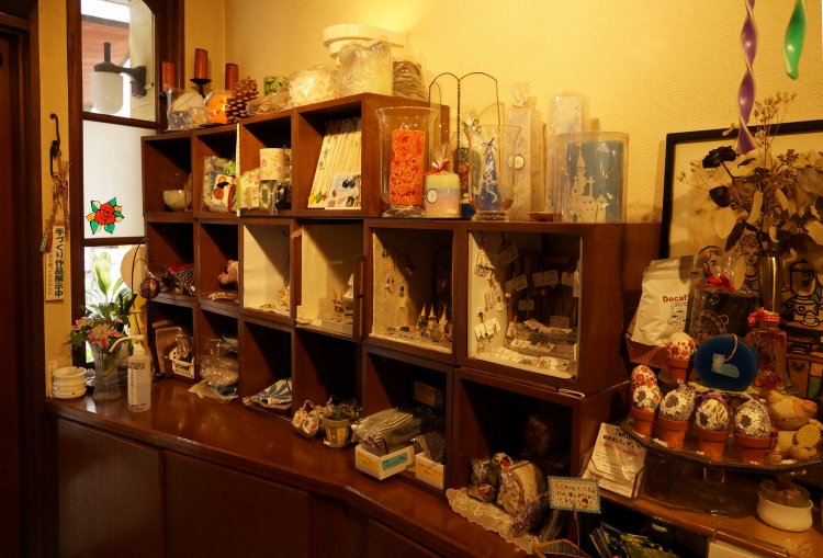 レンタルボックススペースには手作り作品がたくさん並ぶ。