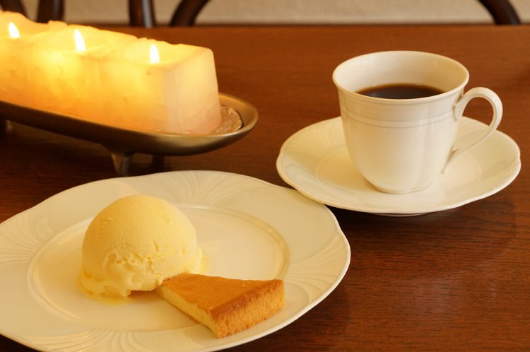 コアントローが隠し味の手づくりアイスクリームも濃厚でおいしい。コーヒーとセットで1100円。