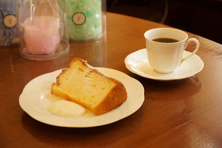  シフォンケーキとコーヒーのセット900円。オプションでアイスクリームをのせても。