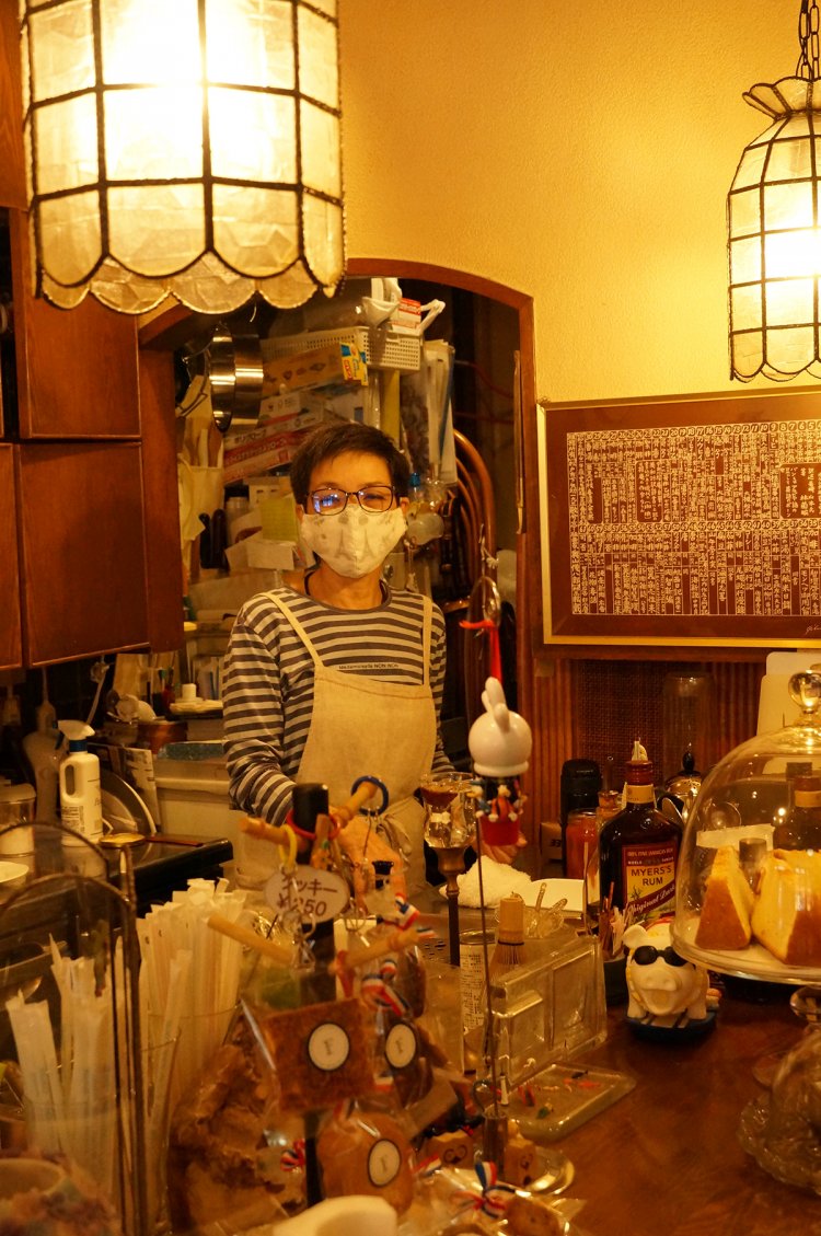 カウンター奥の小さな厨房で毎日ケーキを焼く染谷さん。