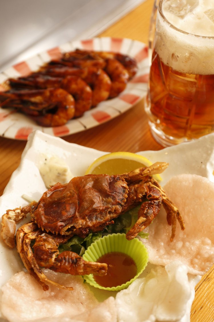 ソフトシェルクラブ(手前)を殻ごとかぶりつけば、はさみのパリパリ、まろやかなカニ味噌など多様な味わい。