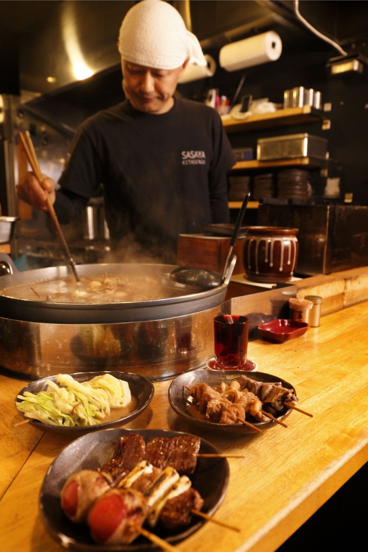 鍋で煮込んでから焼くトマト巻きなど。炭で焼く串焼きは牛が495円、豚・野菜が220円。煮込み鍋の全うまみを吸ったキャベツ煮込み220円(左)も外せない。