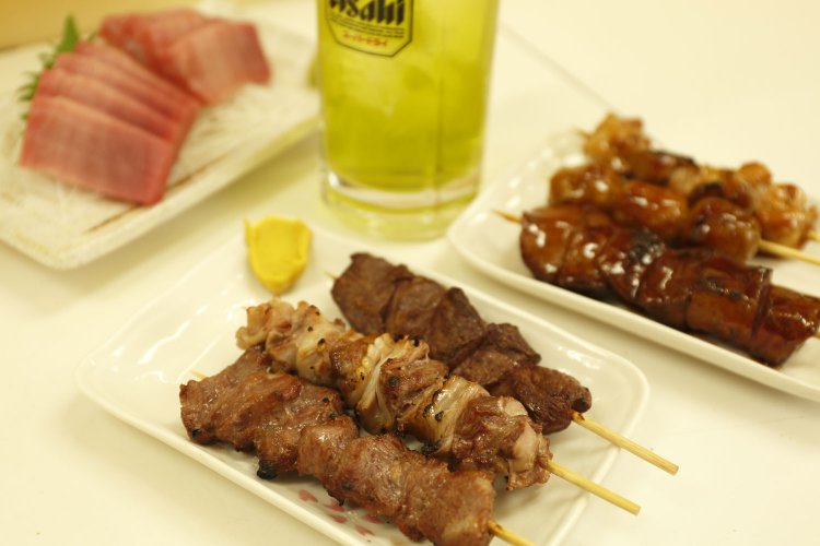 とり(手前)ほか串は各110円。厚揚440円の大きさや、マグロブツ770円を頼むと中トロが出てくることにも驚き。