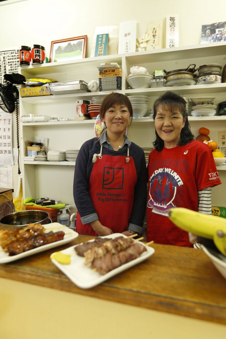 ママ(右)と治子さん。店は仲通りから徒歩数秒の場所に。