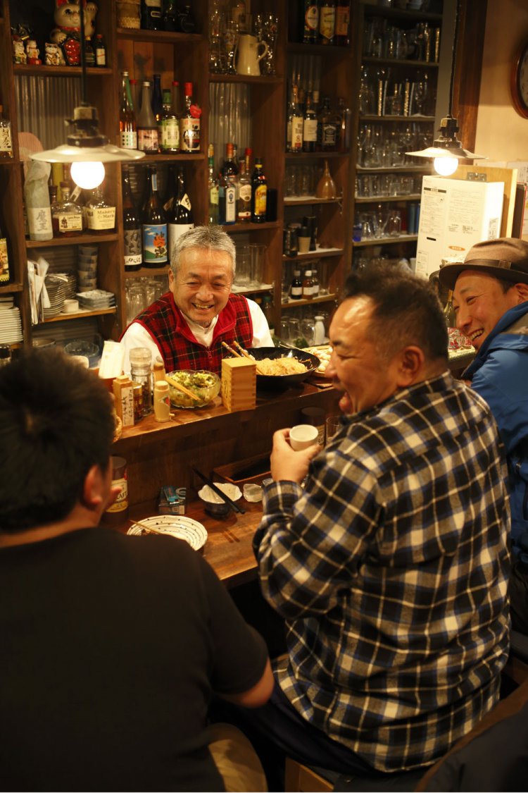 13席の店なので客同士ですぐに仲良く。焼酎やクラフトビールも各種用意。