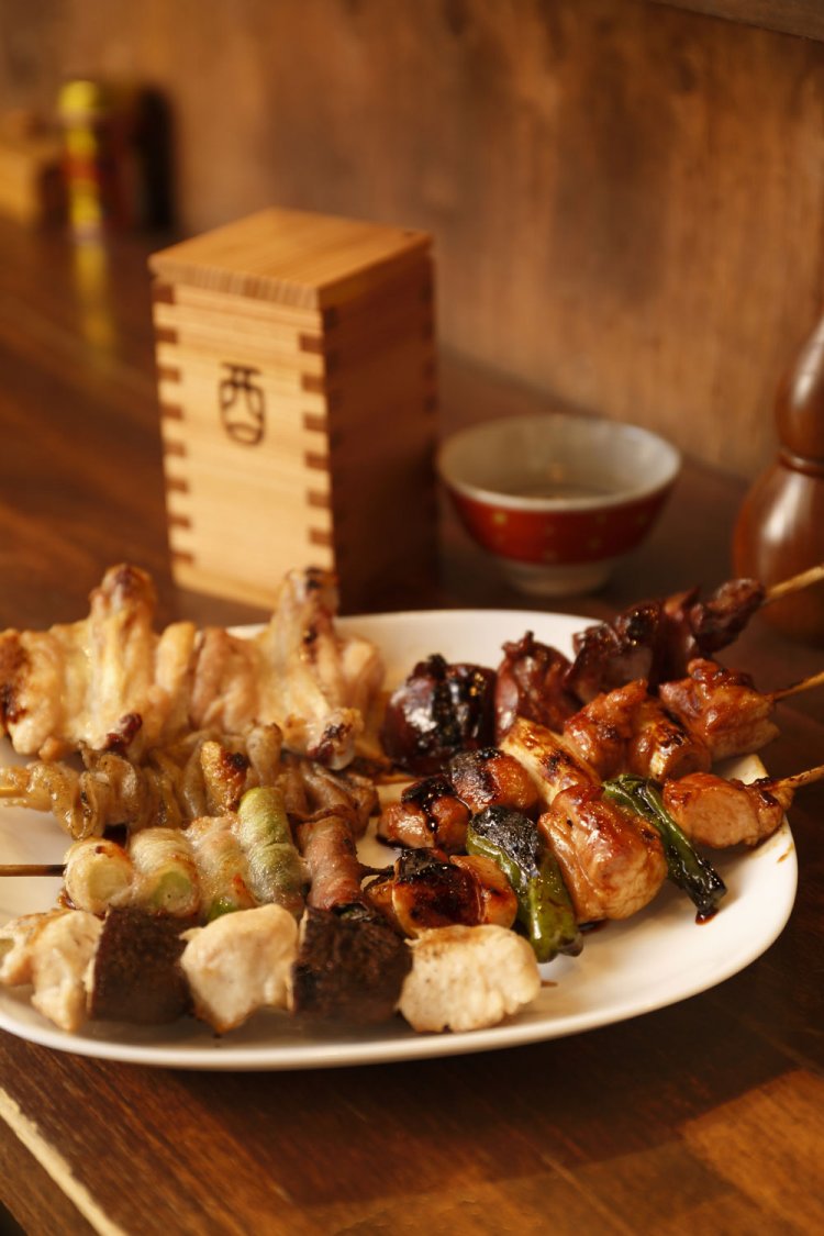 お任せで頼むと、おすすめの串6~8本を焼いてくれる。何度も漬け焼きすることで、いい塩梅に甘辛さが煮詰まるタレもうまい。