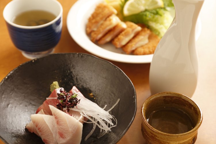 トロブリ(季節もの)780円とハムチーズカツ400円。左のしじみ汁は冬のお通しの定番。地酒は約20種揃う。