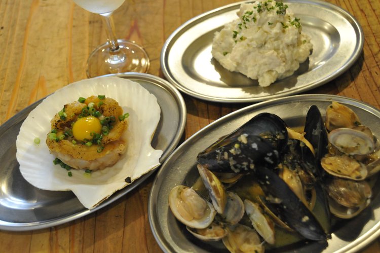 活貝ソテー10個680円、ボトルワイン2800円～など。