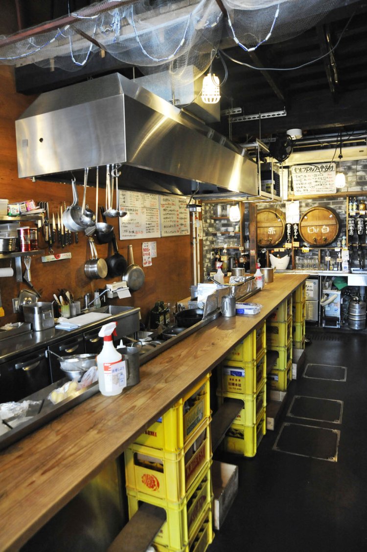 ビールケースを利用したカウンター席がユニーク。