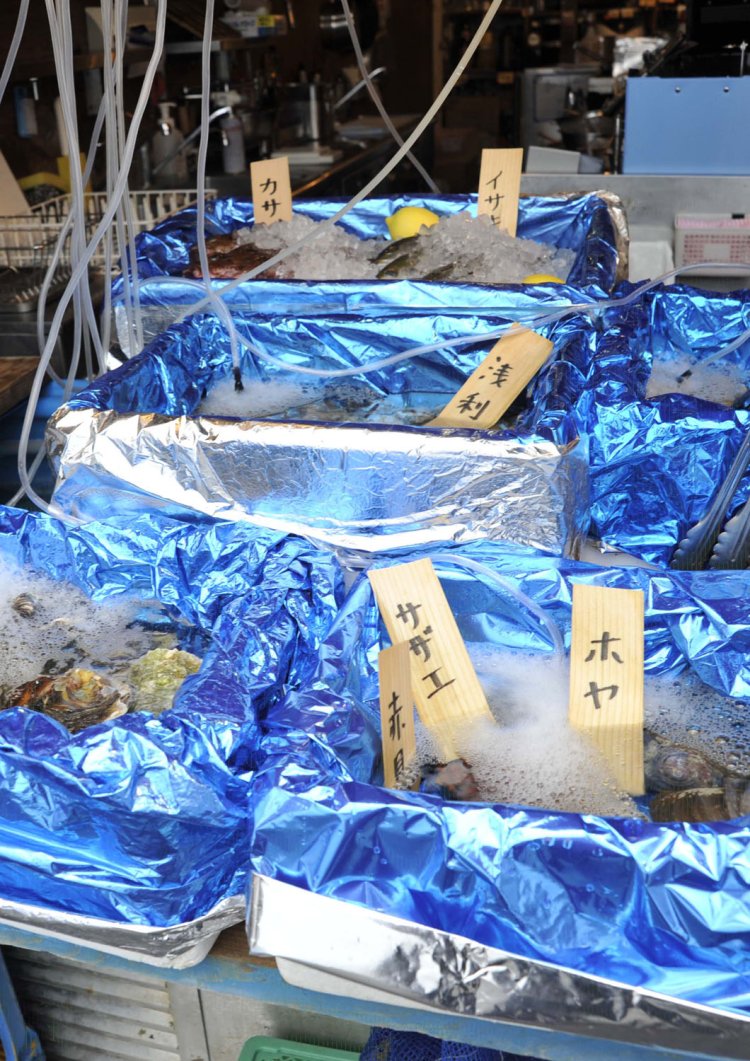 店頭に置かれた貝や魚を料理してもらうこともできる。