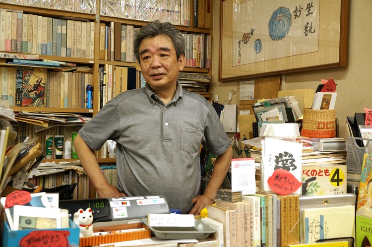 店主の岩森さん。実は東京都古書籍商業協同組合のインターネット部門の事業部員でもある。