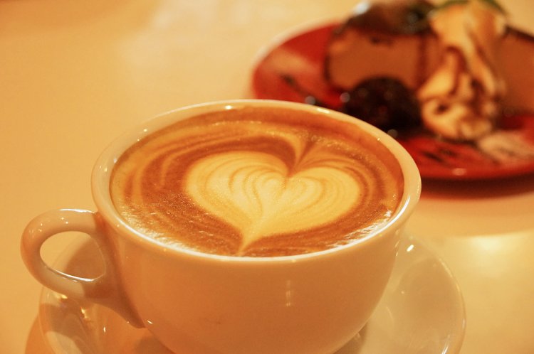 店長でバリスタの市原さんが描くラテアート。