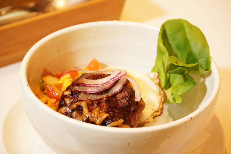  ロコモコ968円。肉汁たっぷりのハンバーグとソースが絶品。