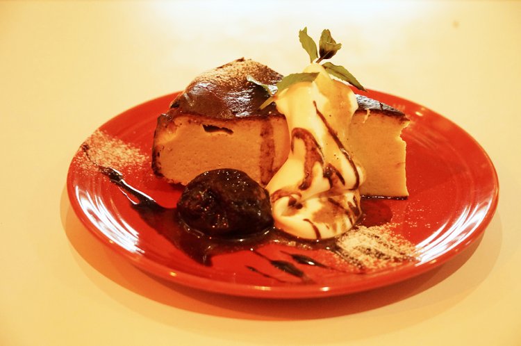 エスプレッソバスクチーズケーキ462円。添えられたホイップクリームもなめらか。