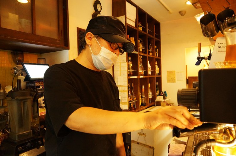 流れるような動きで作り出す、こだわりのエスプレッソ。