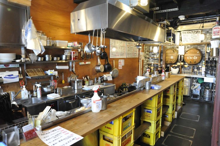 角打ちのような1階立ち飲みのカウンター。奥にはワイン樽やビールサーバーなどが設置され、セルフドリンク制。