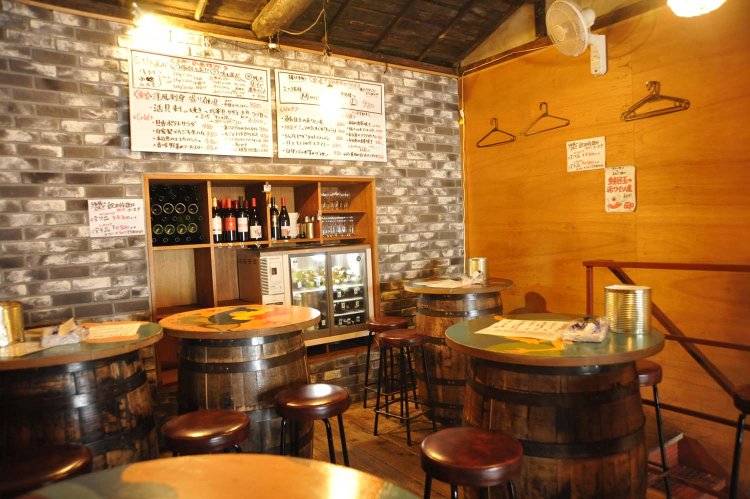 樽の上に丸板を乗せた樽席がある2階。吹き抜けになっている。