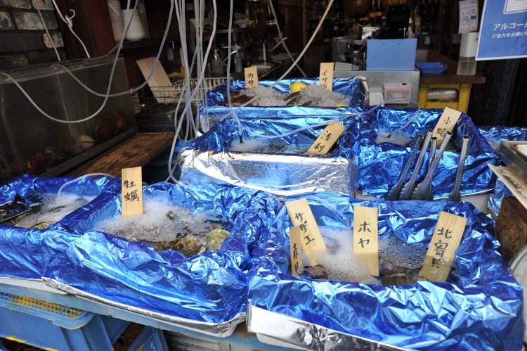 店頭には四季折々の新鮮な魚貝類が並んでいる。