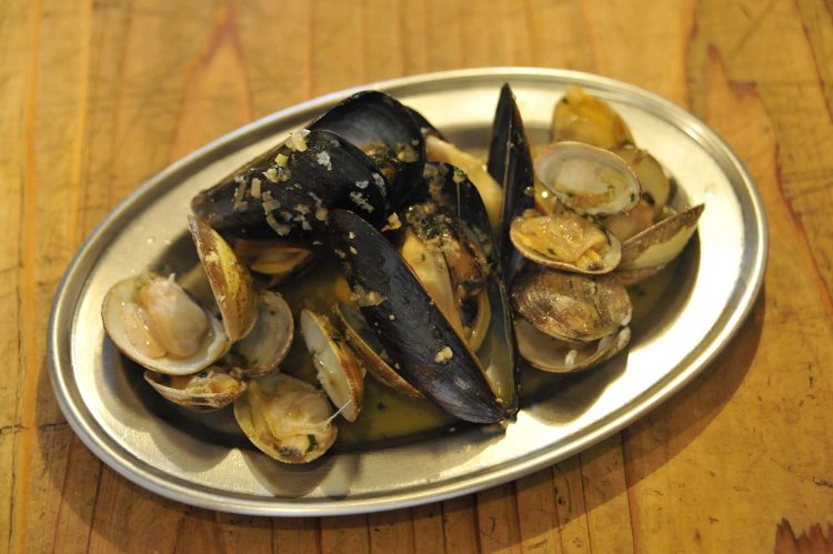 ほとんどの人が頼むという活貝ソテー。ソースと貝の旨みが口に広がる。