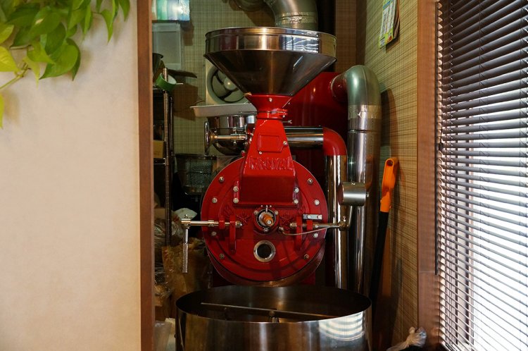 店のシンボルのように存在感を放つ焙煎機。
