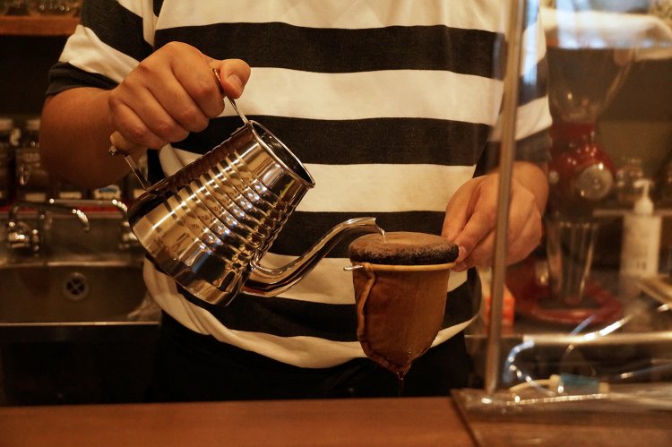 豆がふんわりふくらむのはおいしいコーヒーの証。ぷくぷくと音がしそう。