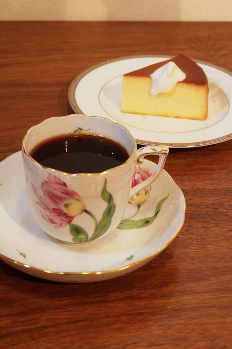 ノワールブレンド（深煎り）600円、自家製チーズケーキ450円。