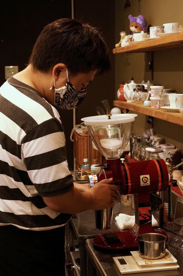 焙煎からネルドリップまで一人で全作業を行う前田さん。