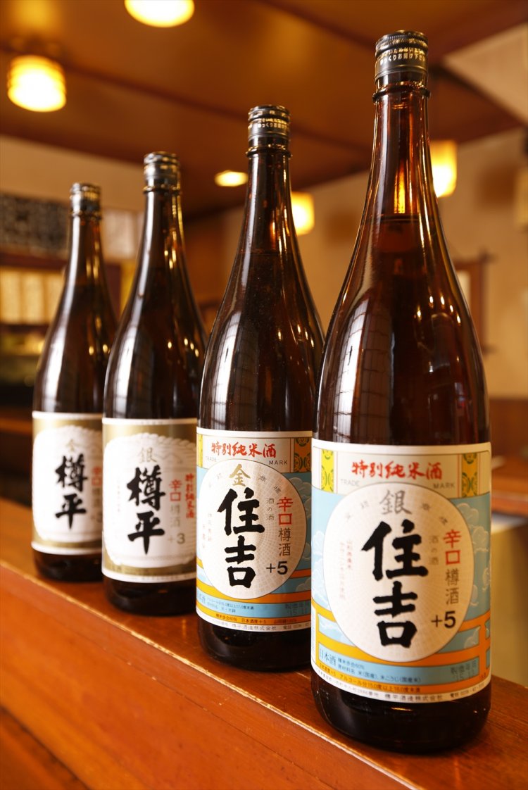 樽酒は2銘柄4種を揃える。金(山田錦)住吉1.6合1100円、銀(ササニシキ)住吉1.6合750円、金 樽平2合1200円、銀 樽平2合850円。