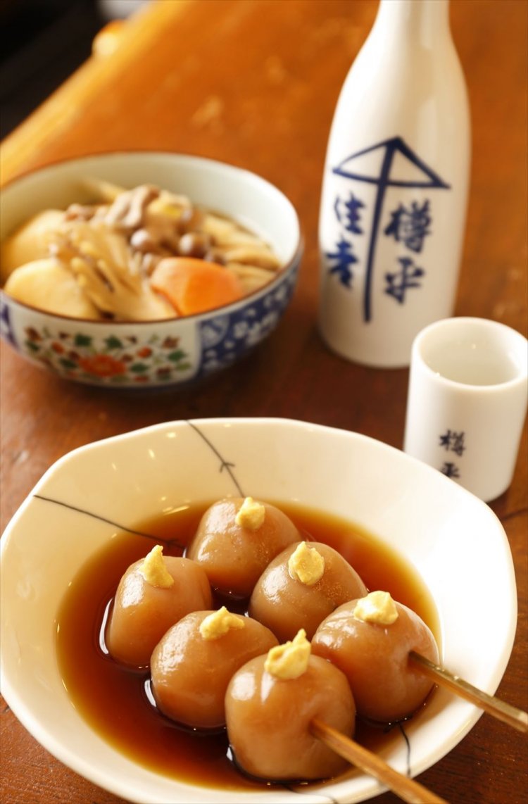 山形の二大郷土料理が名物。3〜4時間煮込んだ玉こんにゃく煮二串450円と、米沢牛のコクと甘みと、サトイモの舌触りがいい芋煮680円。冬は熱燗もいい。