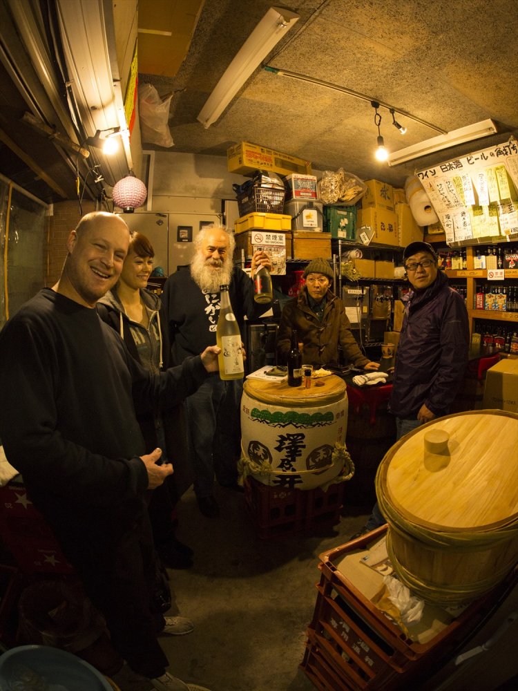 三矢さん(右端)は、17歳から22年間滞米していた経験が。そのためお客さんもインターナショナル。