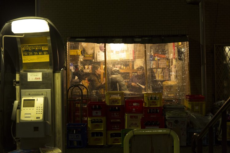 店の奥にある「裏の部屋」が角打ちスペース。グラス120mlで提供される酒は、常時5~6種で値段は300~450円。