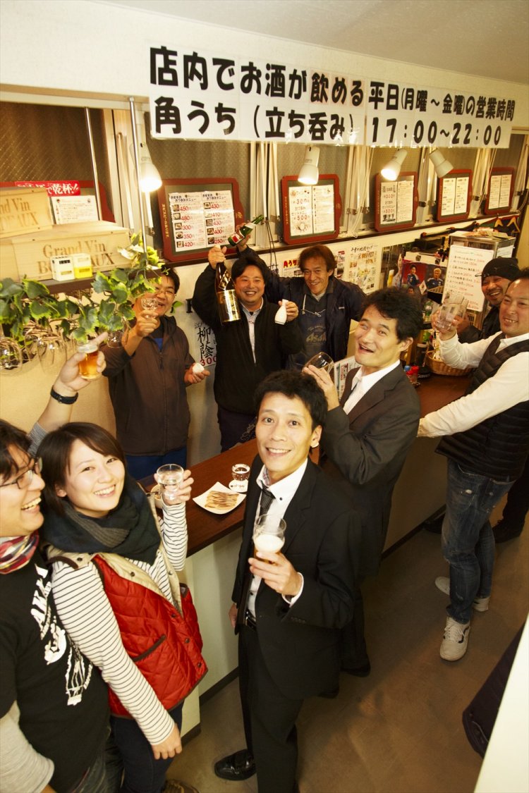 店長・関明泰さんを囲んで、カウンターに常連が集う。女性の一人客も多く、和気あいあい。