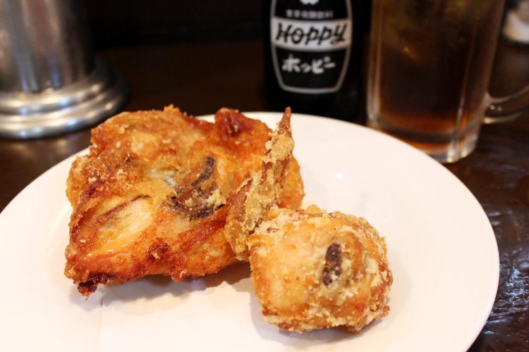 若鶏の唐揚420円。胸から手羽にかけての半身で、胸肉の方は男性のげんこつサイズくらい。