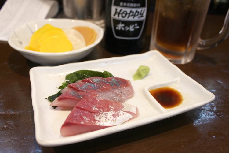 いなだ200円、たくあん三種盛り280円、ホッピーセット370円。