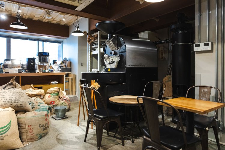 焙煎機の横でコーヒーを楽しむことも。