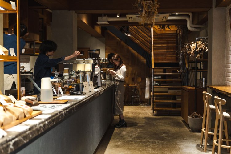 注文後に各々お好きな席へ。1階にはカウンター席もある。