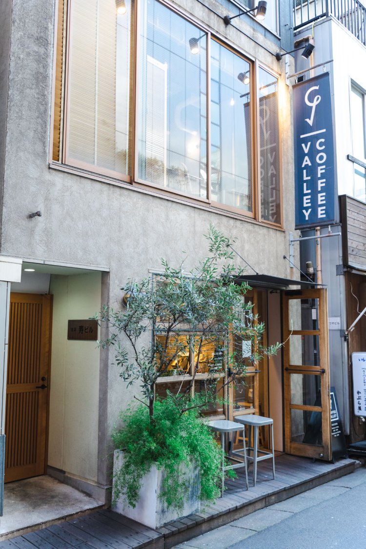 小さな3階建てのビルに入居。駅近ながら落ち着いた路地に面する。