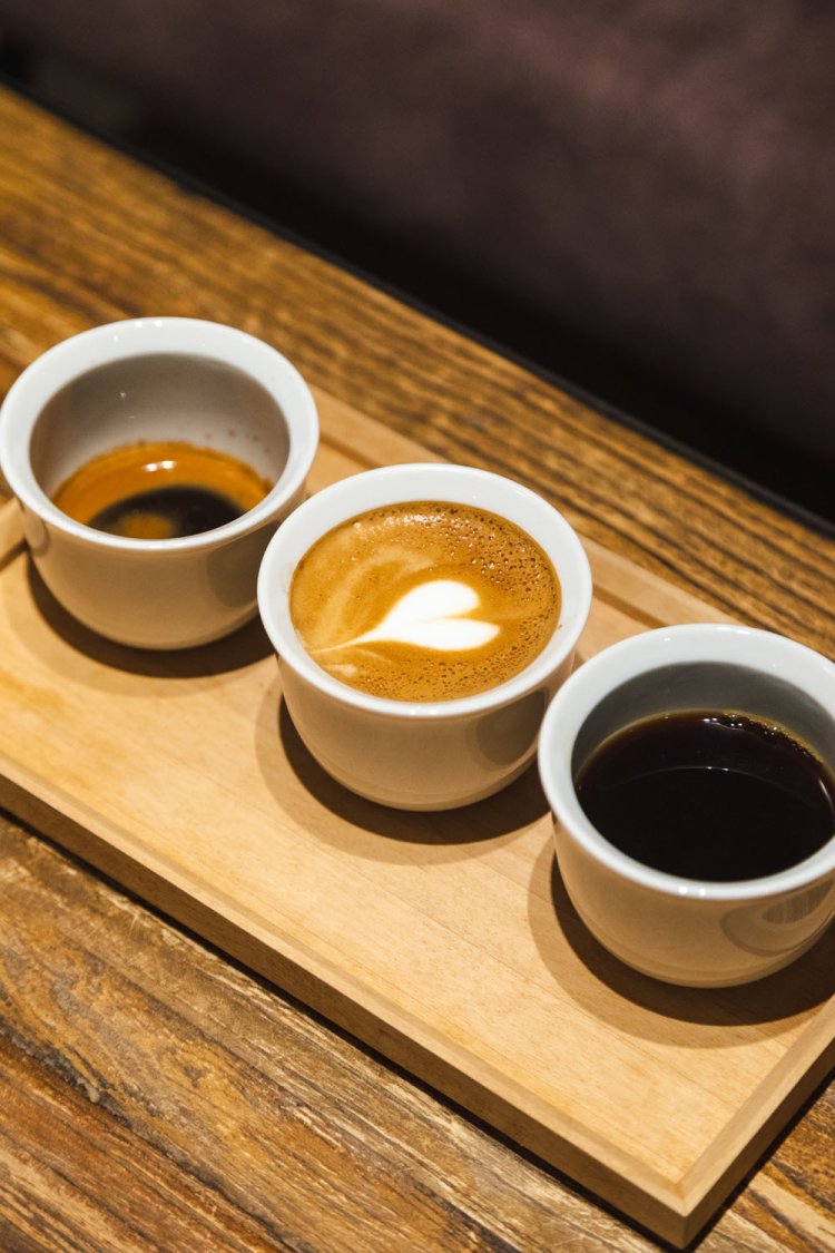 3種のコーヒーをデミタスカップで味わえる「3PEAKS」700円。